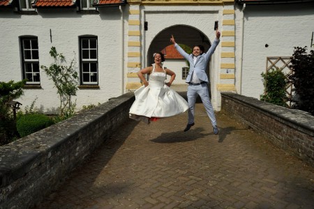bruidspaar in voor een geintje